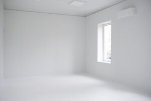 minimalistinė balta šviesi fotostudija Rytas