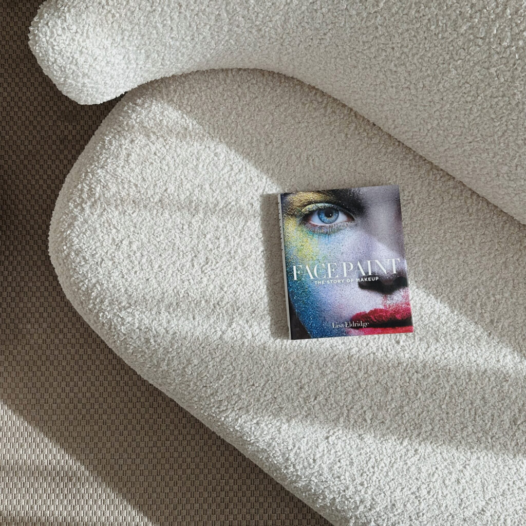 Studija Saulė su balta sofa